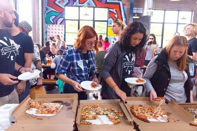 Orang Dewasa Juga Bisa Berkemah dengan Tema Pizza Ini