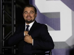 Leonardo DiCaprio Dicium Mesra Model 20 Tahun di Coachella
