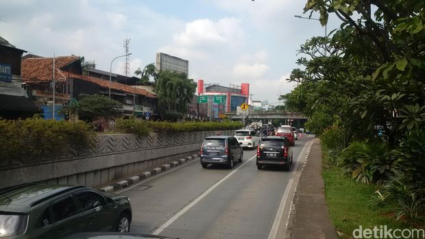  Uji coba penutupan perlintasan kereta api di Jl Letjen Soeprapto, Senen, Jakarta Pusat, Selasa (4/10/2016). Foto: Noval Dhwinuari Antony-detikcom