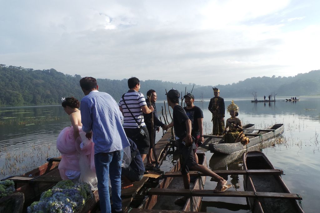 Pasangan prewed bergantian untuk naik perahu (Bona/detikTravel)