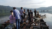 Saat ramai, pasangan foto prewed harus bergantian untuk naik ke dermaga mungil. Para fotografer akan membantu di belakang supaya pasangan prewed tidak terjatuh (Bona/detikTravel)