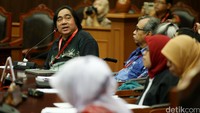 Guru Besar Psikologi Universitas Atmajaya Irwanto memberikan keterangan. Ia menyoroti sejarah, tipologi hingga persoalan psikologi para LGBT.