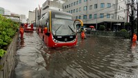 Hujan deras yang terus mengguyur wilayah Jakarta membuat Jalan Trunojoyo, Blok M, terendam banjir.