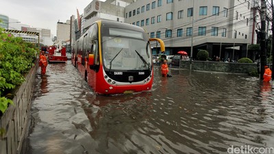 Jalan Trunojoyo Terendam Banjir