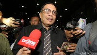 Irman usai diperiksa sebagai saksi untuk tersangka Sugiharto. Ini merupakan pemeriksaan pertama setelah Irman ditetapkan sebagai tersangka.