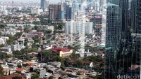 Gedung-gedung pencakar langit yang ada terkesan renggang, saling berjauhan dan berbaur dengan lautan pemukiman padat disekelilingnya, sangat tidak sedap dipandang.