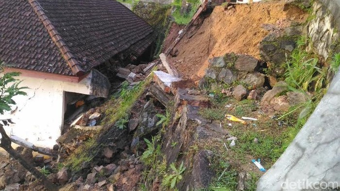 Bangunan Sekolah Rusak Diterjang Longsor