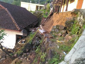 Bangunan Sekolah Rusak Diterjang Longsor