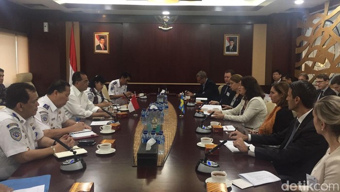 Senangnya Mendag Swedia, Banyak Bus Scania Berseliweran di Jakarta