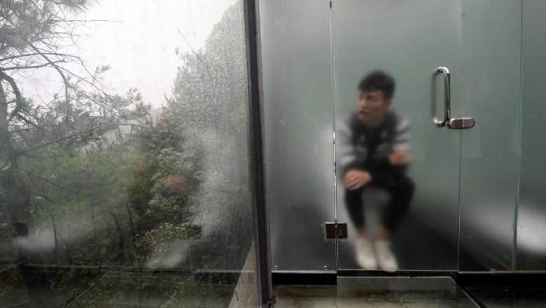 Foto: Inilah toilet transparan yang terbuat dari kaca di Shiyan Lake Ecological Park, China (AFP) Foto: Inilah toilet transparan yang terbuat dari kaca di Shiyan Lake Ecological Park, China (AFP)