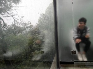 Alamak, China Punya Toilet Transparan di Tengah Hutan