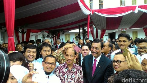 Luhut Ajak Arcandra dan Sudirman Said Foto Bersama