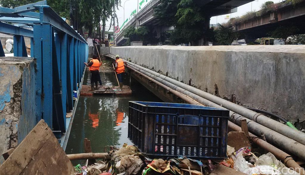 Pasukan Oranye bersihkan Sungai Jakarta