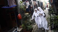 Warga beraktifitas di Kampung Deret Petogogan, Jakarta, Senin (3/10/2016).
