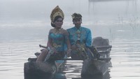 Pasangan prewed akan menyewa perahu untuk foto di tengah danau. Berfoto di atas perahu sambil duduk berdekatan adalah pose andalan prewed di danau ini (Bona/detikTravel)