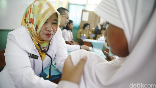 Menkes Nila Djuwita Farid bersama Wagub DKI Djarot menggelar Bulan Imunisasi Anak Sekolah. Vaksin tersebut untuk wujudkan Indonesia bebas kanker serviks. Saat digelar di SDN 11 Pagi, Lubang Buaya, Jakarta Timur, Selasa (4/10/2016).