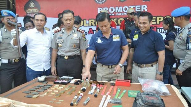 Sejumlah barang bukti disita polisi mulai dari emas batangan palsu hingga keris. (Foto: Istimewa)
