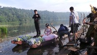 Pasangan prewed akan naik duluan ke perahu sehingga yang lain bisa bergantian naik ke dermaga. Fotografer akan membantu untuk mendorong perahu (Bona/detikTravel)