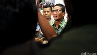 Sandiaga datang ke acara bursa kerja sekitar pukul 12.00 WIB. Dia datang dengan mengenakan batik hijau.