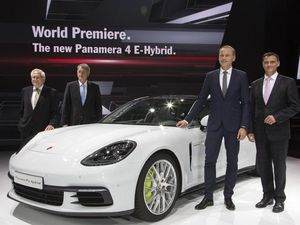 Porsche Kenalkan Panamera 4 E-Hybrid di Paris