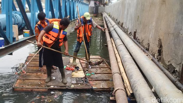 Menggunakan peralatan seadanya, kali dibuat bersih