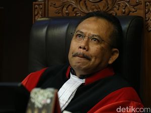 Hakim MK Beri Masukan ke Pendeta Rolas soal Materi Gugatan UU Perkawinan