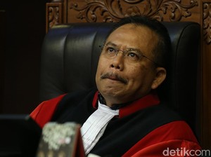 Hakim MK Beri Masukan ke Pendeta Rolas soal Materi Gugatan UU Perkawinan