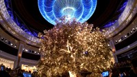 Seiring keluarnya chandelier, lingkaran penutup pohon pun sedikit demi sedikit terbuka dan pohon pun menyeruak ke permukaan. Penonton bersorak ketika Pohon Kemakmuran akhirnya berdiri sempurna (Kurnia/detikTravel)