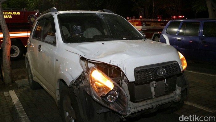 Dua Mobil Rusak Akibat Ledakan Mesin Air di RS Siloam Makassar