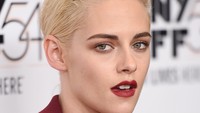 Ia tampil edgy dan juga seksi dengan memamerkan kalung emas yang menggantung di dadanya tersebut. Dimitrios Kambouris/Getty Images/detikFoto.