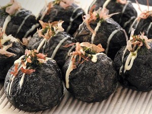 Nyam! Yang Terbaru dari Osaka, Takoyaki Hitam Pekat!