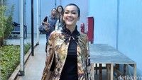 Jupe yang kini berkepala plontos tampak happy. Pool/Noel/detikFoto.