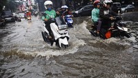 Sejumlah pemotor nekad menerobos banjir.