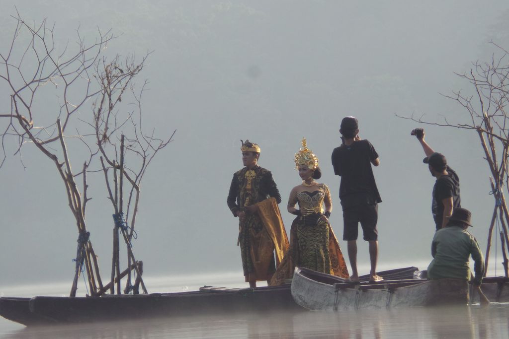 Foto prewed di panggung buatan di tengah danau (Bona/detikTravel)