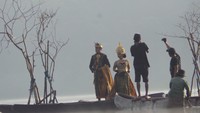 Di tengah danau sudah disiapkan panggung terapung. Pasangan prewed biasanya akan berfoto di sana bersama fotografer tanpa ada gangguan pengunjung danau (Bona/detikTravel)