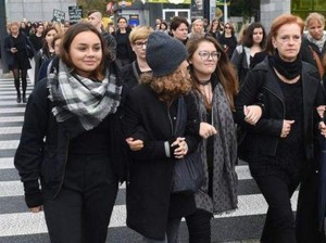 Perempuan Polandia Mogok Kerja Menentang Larangan Total Aborsi