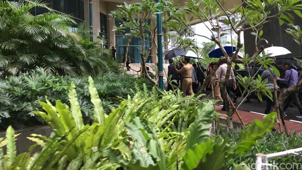 Ahok dan Djarot menuju Gedung DPRD DKI menghadiri Paripurna Perubahan APBD , Selasa (4/10/2016). Foto: Ray Jordan-detikcom