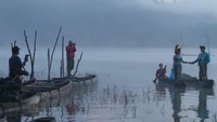 Saat sesi permotretan, pasangan yang berada di atas perahu akan difoto dari dermaga. Tapi ada juga pengunjung yang naik ke dermaga untuk ikut mengabadikan hal ini (Bona/detikTravel)