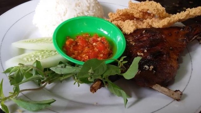 Enaknya Malam Ini Makan Bebek Bakar Plus Sambal Pedas Menyengat