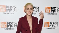 Aktris berusia 26 tahun itu tampil dengan jaket tanpa kemeja ataupun bra dan celana berwarna merah gelap serta heels hitam. Dimitrios Kambouris/Getty Images/detikFoto.