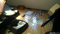 Barang-barang tersebut dibawa ke Polda Jatim untuk pengusutan kasus dugaan penipuan Dimas Kanjeng.