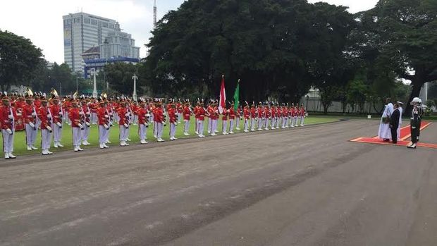 Satu per satu duta besar masuk di halaman Istana dan berdiri sejenak untuk mendengar lagu kebangsaan. (Foto: M Iqbal/detikcom)