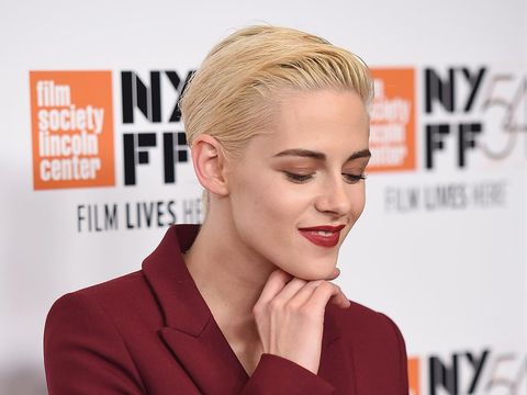 Alasan Kristen Stewart Sering Pakai Eyeshadow Warna Merah 