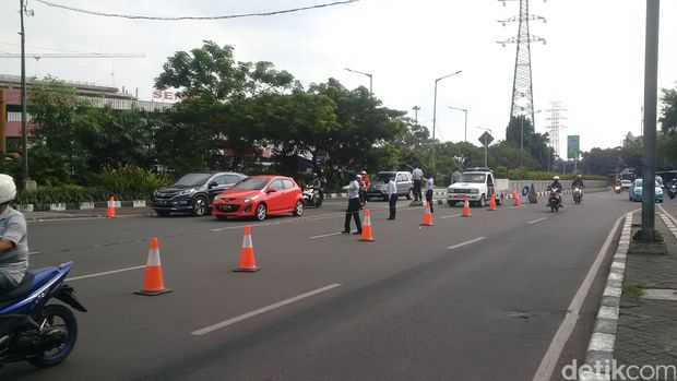  Uji coba penutupan perlintasan kereta api di Jl Letjen Soeprapto, Senen, Jakarta Pusat, Selasa (4/10/2016). Foto: Noval Dhwinuari Antony-detikcom