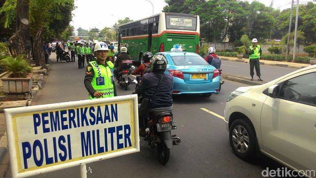 Sambut HUT TNI, Denpom Jaya Beri Hadiah Prajurit yang Patuh Berkendara
