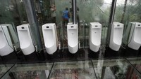 Seluruh toiletnya baik lantai dan dinding, terbuat dari kaca. Dari dalam bisa jelas melihat keluar dan dari luar jelas melihat ke dalam (AFP)