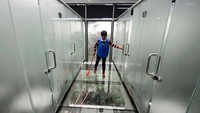 Tapi tenang saja, pada bagian kloset diberi kaca yang buram. Itu akan menjaga privasi orang di dalamnya (AFP)