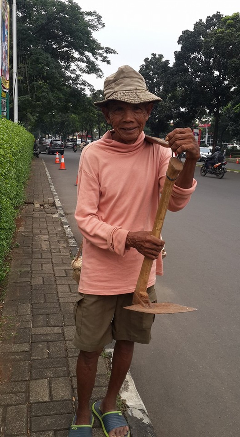 Tak Mau Merepotkan Anak, Kakek Ini Terima Jadi Manusia Cangkul Tak Mau Merepotkan Anak, Kakek Ini Terima Jadi Manusia Cangkul