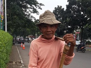 Tak Mau Merepotkan Anak, Kakek Ini Terima Jadi Manusia Cangkul