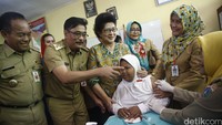 Menkes Nila Djuwita Farid dan Wagub DKI Djarot saat menggelar Bulan Imunisasi Anak Sekolah di SDN 11 Pagi, Lubang Buaya, Jakarta Timur, Selasa (4/10/2016).